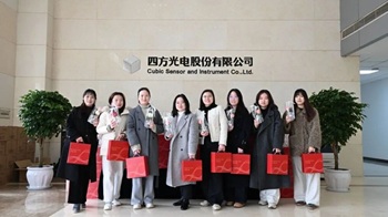 四方光电开展“三八”妇女节暖心慰问与法律知识讲堂活动